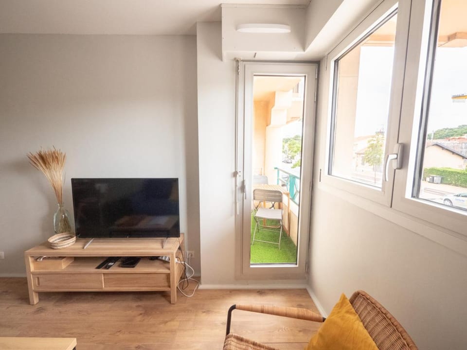 Communal lounge/ TV room, TV and multimedia, View (from property/room), Balcony/Terrace, Living room, Seating area, Evening entertainment