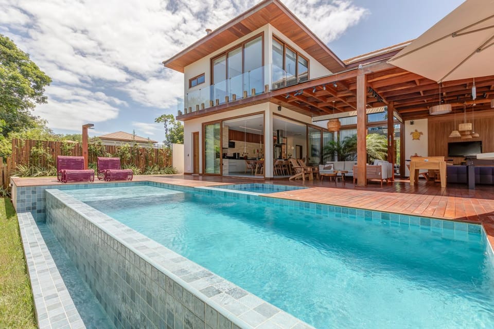 Patio, Day, Swimming pool