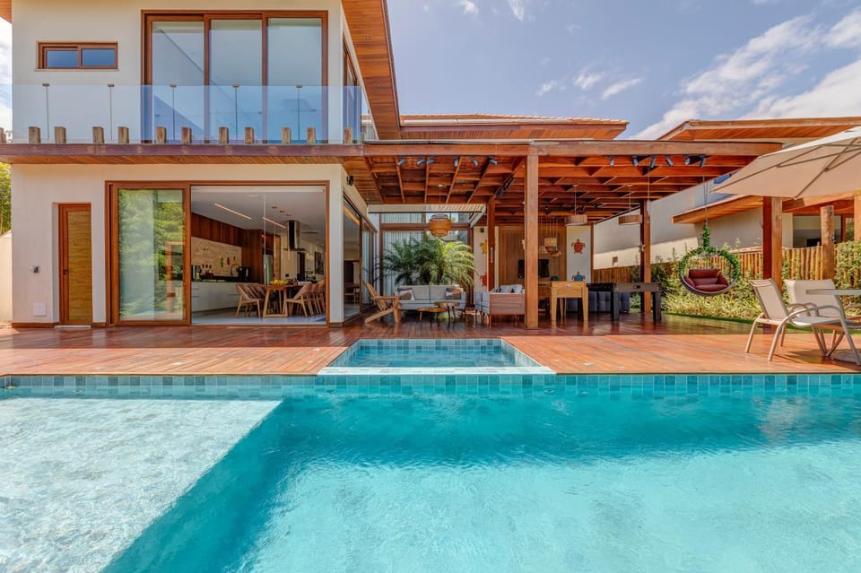 Patio, Day, Swimming pool