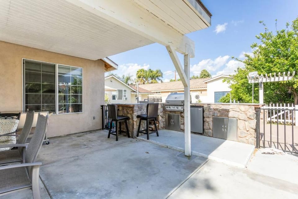 Amazing BBQ POOl home at center of LA美式四房大地泳池烧烤区美屋 House in Chino