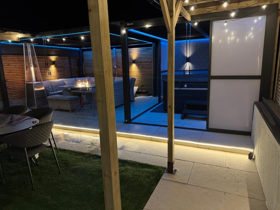 5 Bed Town House With Additional Luxury Hot Tub And Within City Centre And Sleeps Up To 11 With Sky And Netflix Apartment in Birmingham