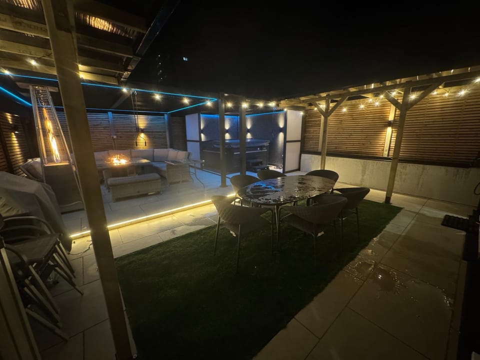 5 Bed Town House With Additional Luxury Hot Tub And Within City Centre And Sleeps Up To 11 With Sky And Netflix Apartment in Birmingham