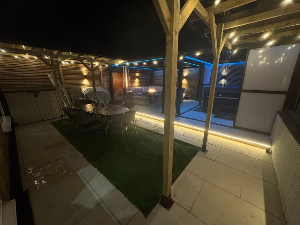 5 Bed Town House With Additional Luxury Hot Tub And Within City Centre And Sleeps Up To 11 With Sky And Netflix Apartment in Birmingham