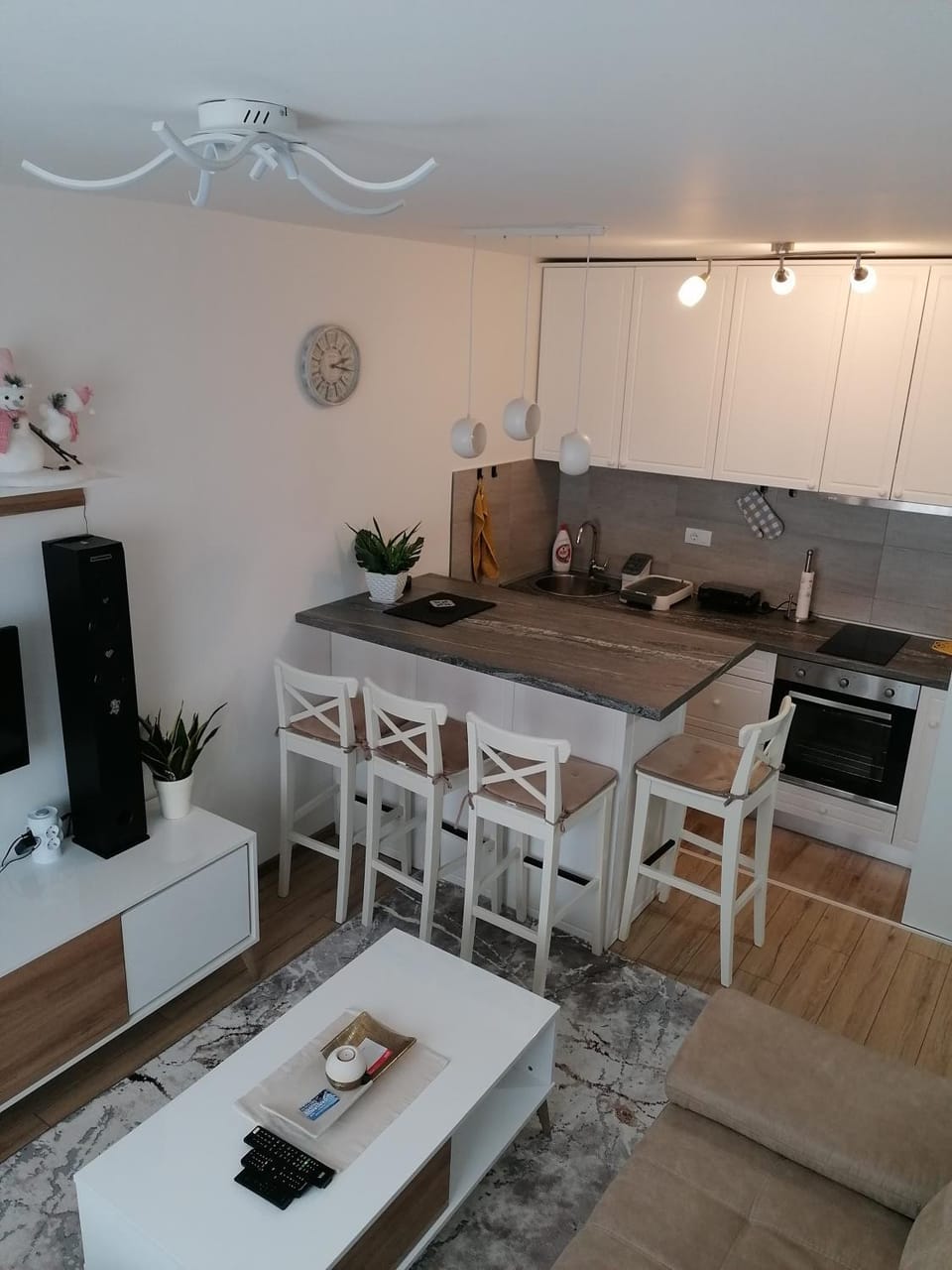 Kitchen or kitchenette, Dining area