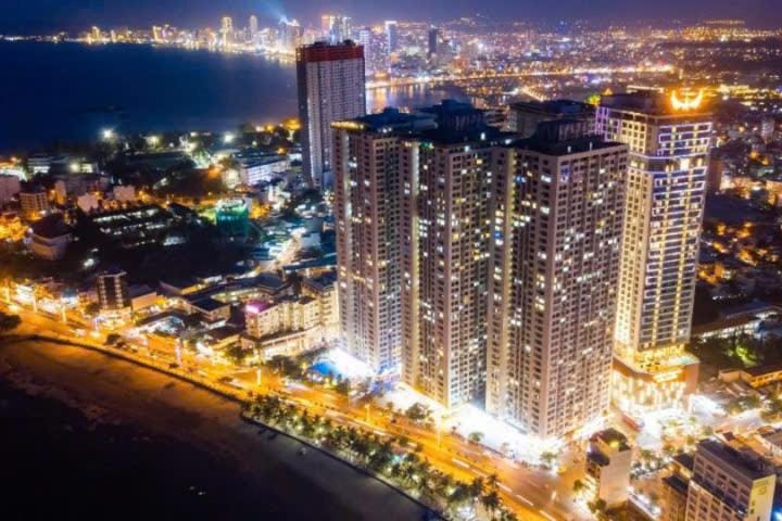 Property building, Night, Natural landscape, Bird's eye view, City view, Sea view