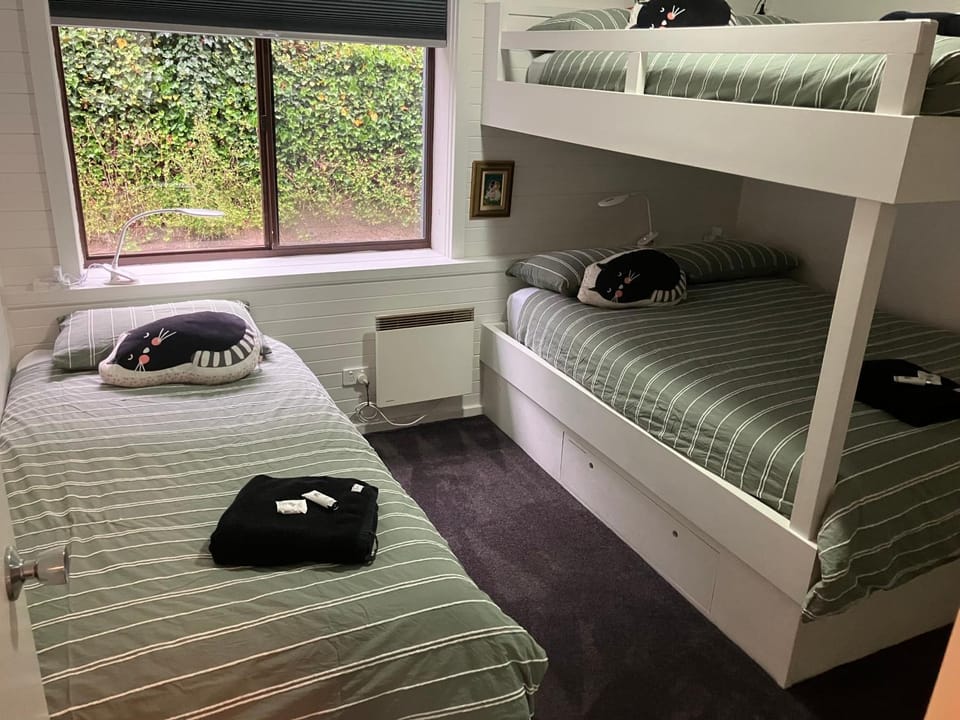 Bedroom, bunk bed