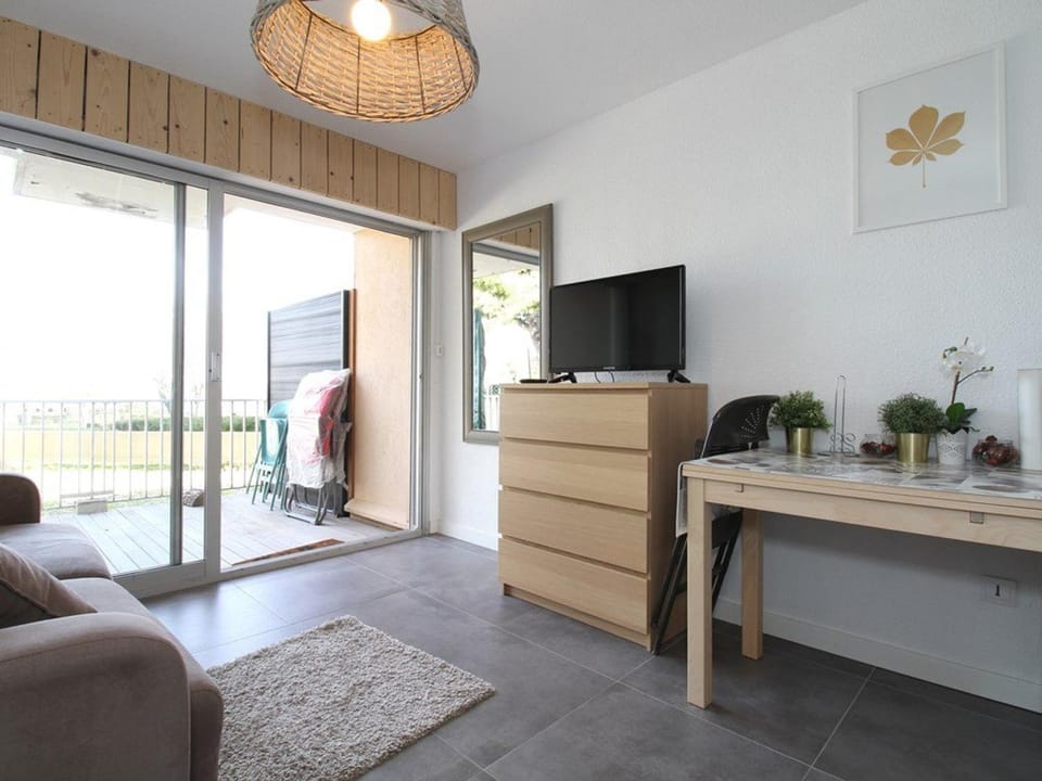 Charmant studio rénové avec grande terrasse, climatisation, parking privé, proche commerces et Thermes Apartment in Balaruc-les-Bains