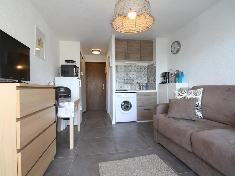 Charmant studio rénové avec grande terrasse, climatisation, parking privé, proche commerces et Thermes Apartment in Balaruc-les-Bains