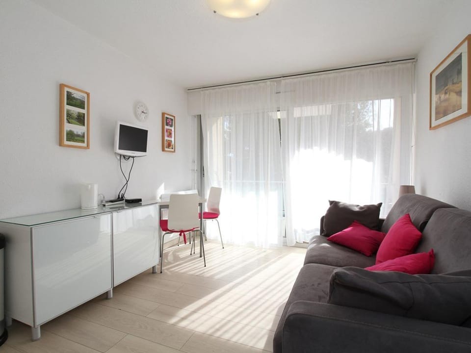 Studio Cosy avec Terrasse, Clim, WiFi et Parking, Proche Centre et Plage - FR-1-553-197 Apartment in Balaruc-les-Bains