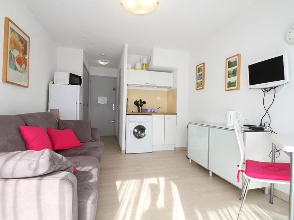 Studio Cosy avec Terrasse, Clim, WiFi et Parking, Proche Centre et Plage - FR-1-553-197 Apartment in Balaruc-les-Bains