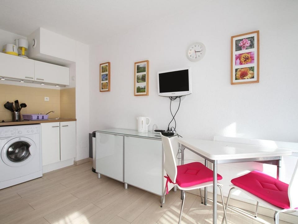 Studio Cosy avec Terrasse, Clim, WiFi et Parking, Proche Centre et Plage - FR-1-553-197 Apartment in Balaruc-les-Bains