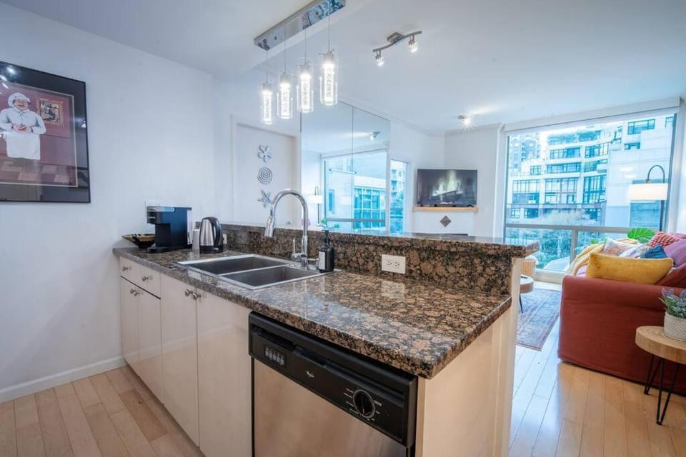 Heart of Downtown King Suite/Parkng/Pool/Gym/Sauna Apartment in Vancouver