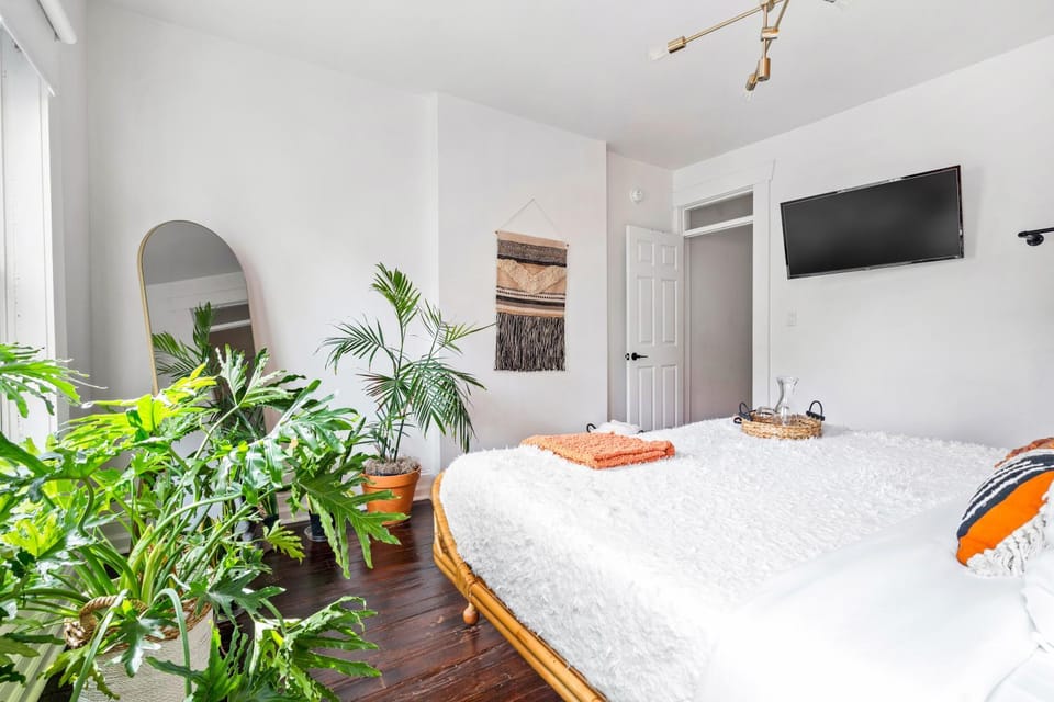 Bed, TV and multimedia, Photo of the whole room, Bedroom, towels