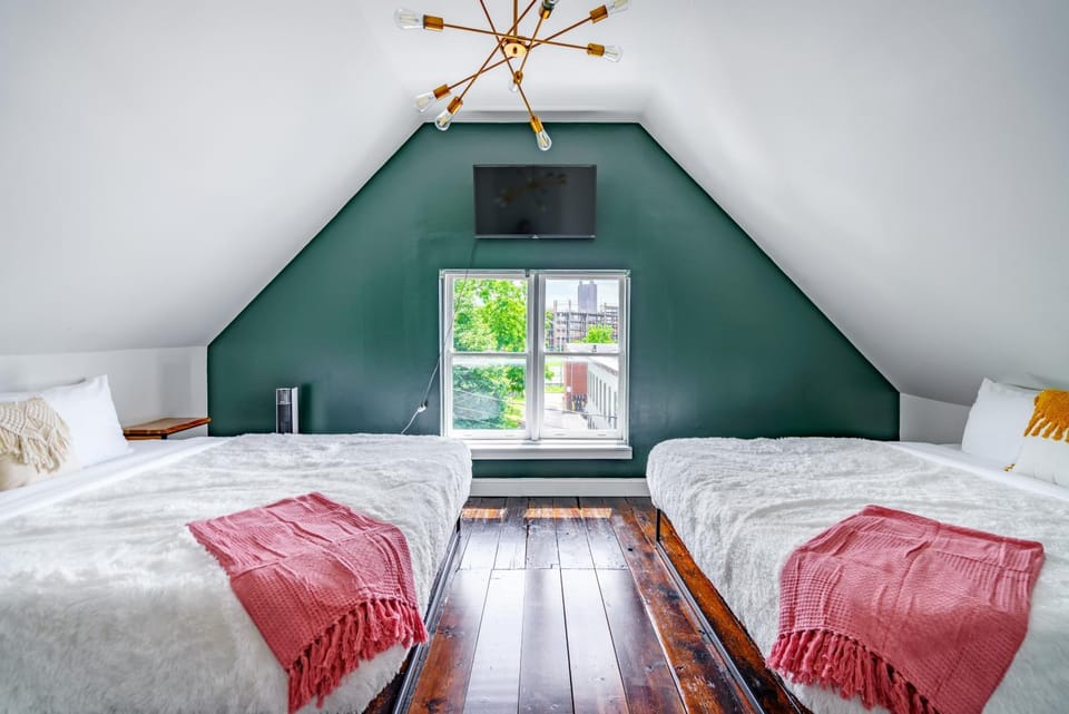Bed, TV and multimedia, Bedroom