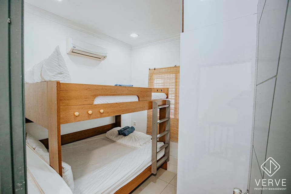 bunk bed, air conditioner