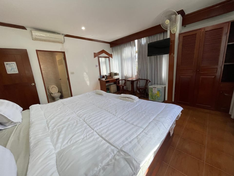 Bed, TV and multimedia, Bedroom, wardrobe, air conditioner