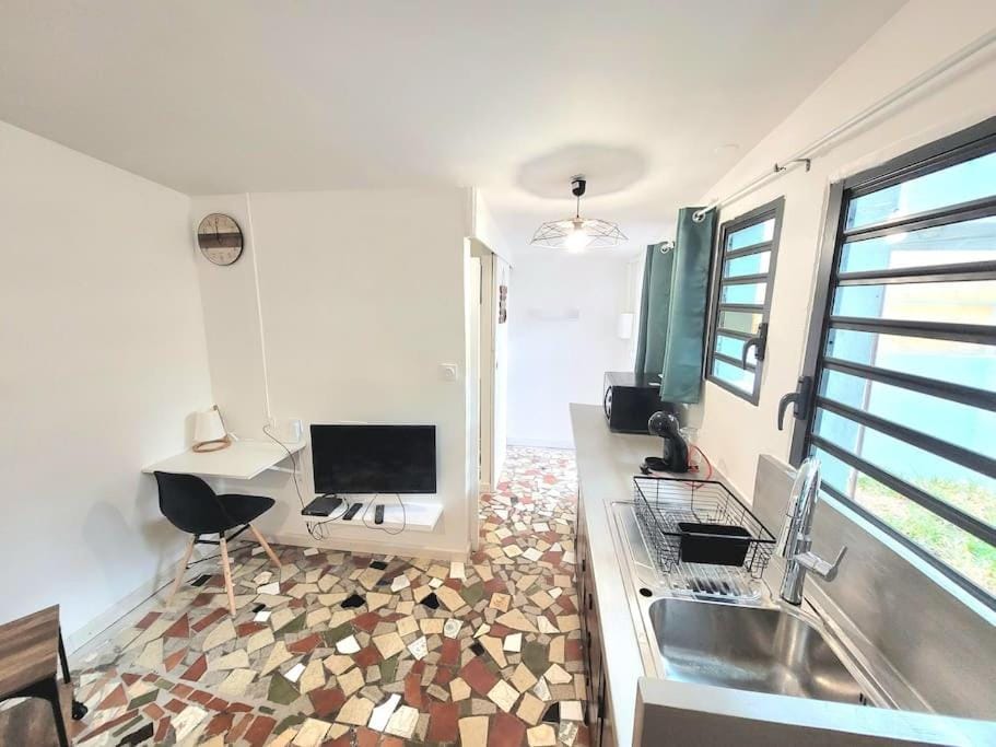 Ti Jacques Beau Studio Hypercentre St Denis Apartment in Saint-Denis