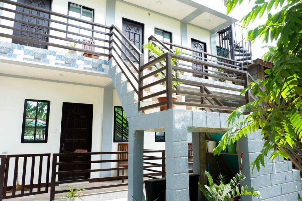 Property building, Day, Balcony/Terrace
