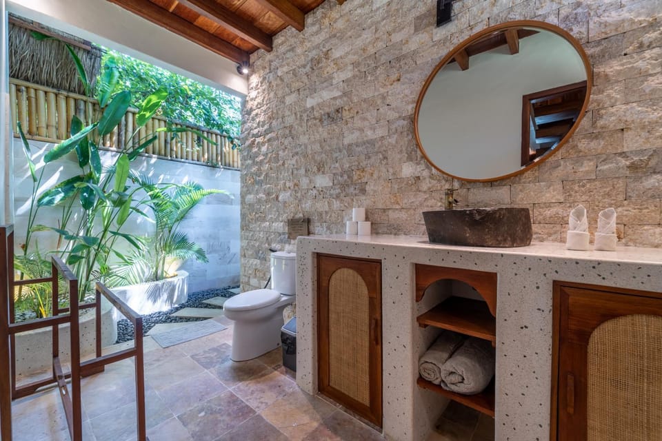Shower, Toilet, Bathroom, Decorative detail, towels