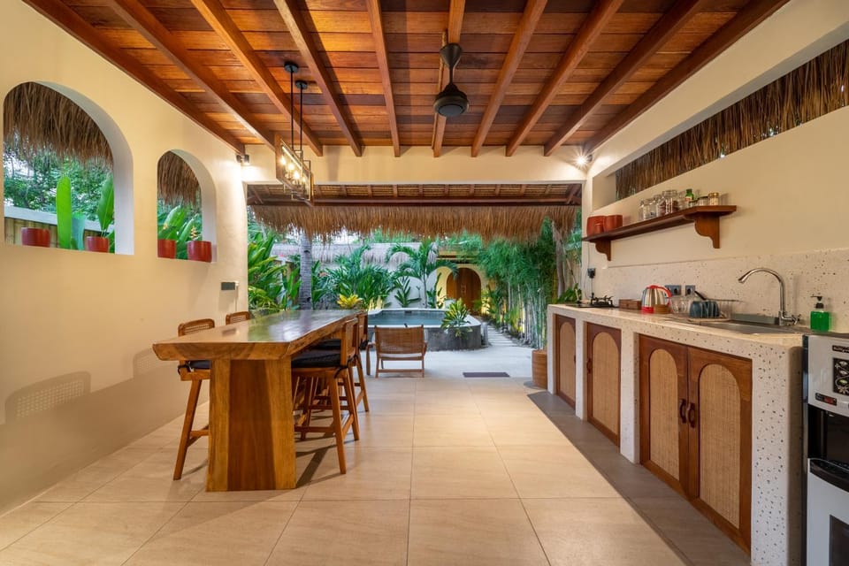 Kitchen or kitchenette, Seating area, Dining area, Pool view, Swimming pool, kitchen