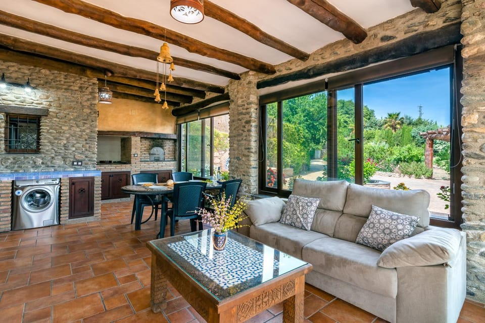 Patio, Living room, Dining area, pet friendly