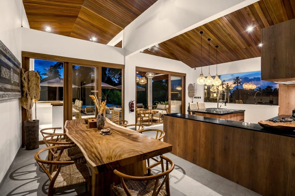 Coffee/tea facilities, Kitchen or kitchenette, Seating area, Dining area