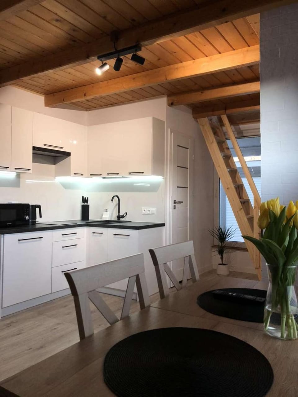Kitchen or kitchenette, Dining area, minibar, stove