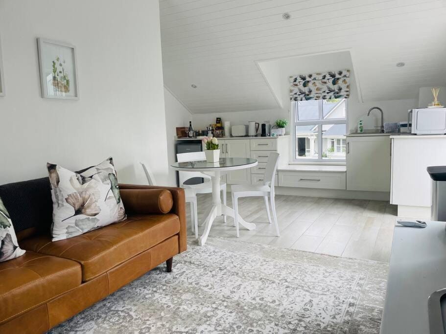 Kitchen or kitchenette, Living room, Seating area, Dining area