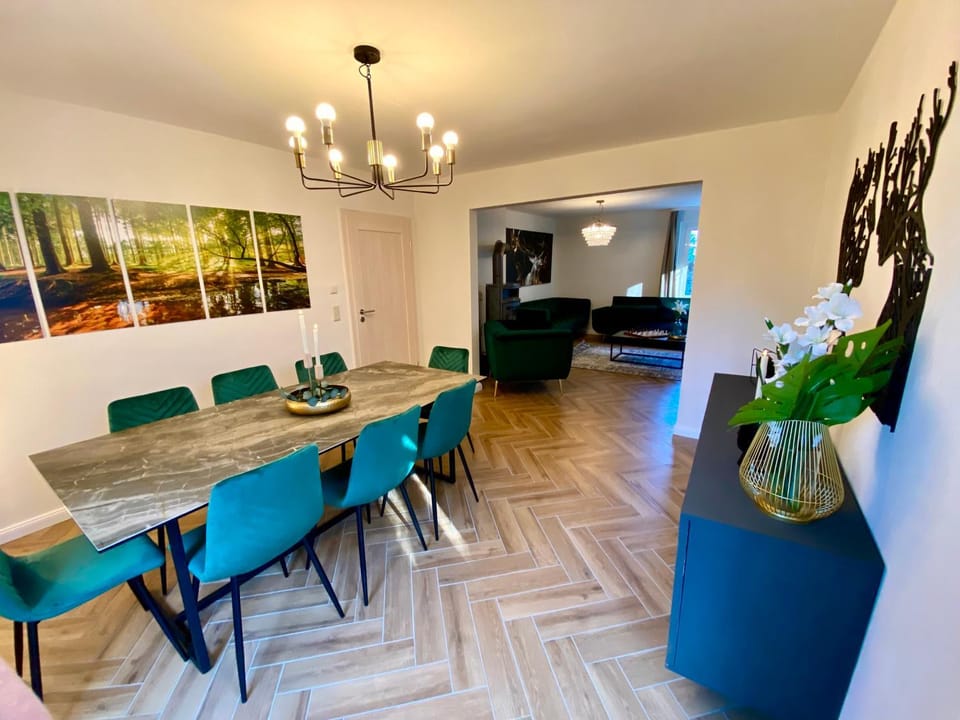 Photo of the whole room, Dining area