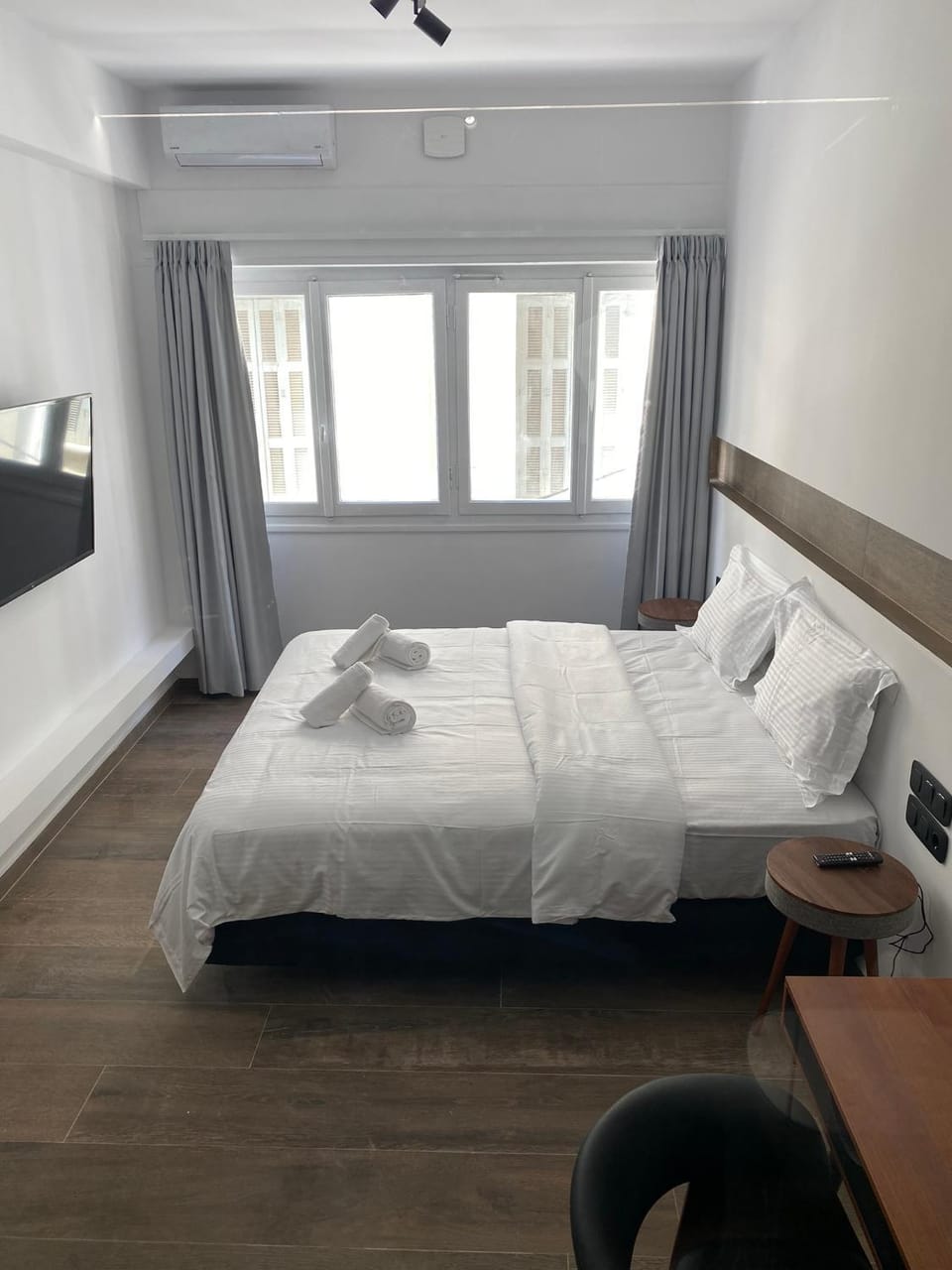 Bed, Living room