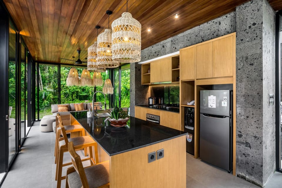 Coffee/tea facilities, Kitchen or kitchenette, Seating area, Dining area, oven, stove