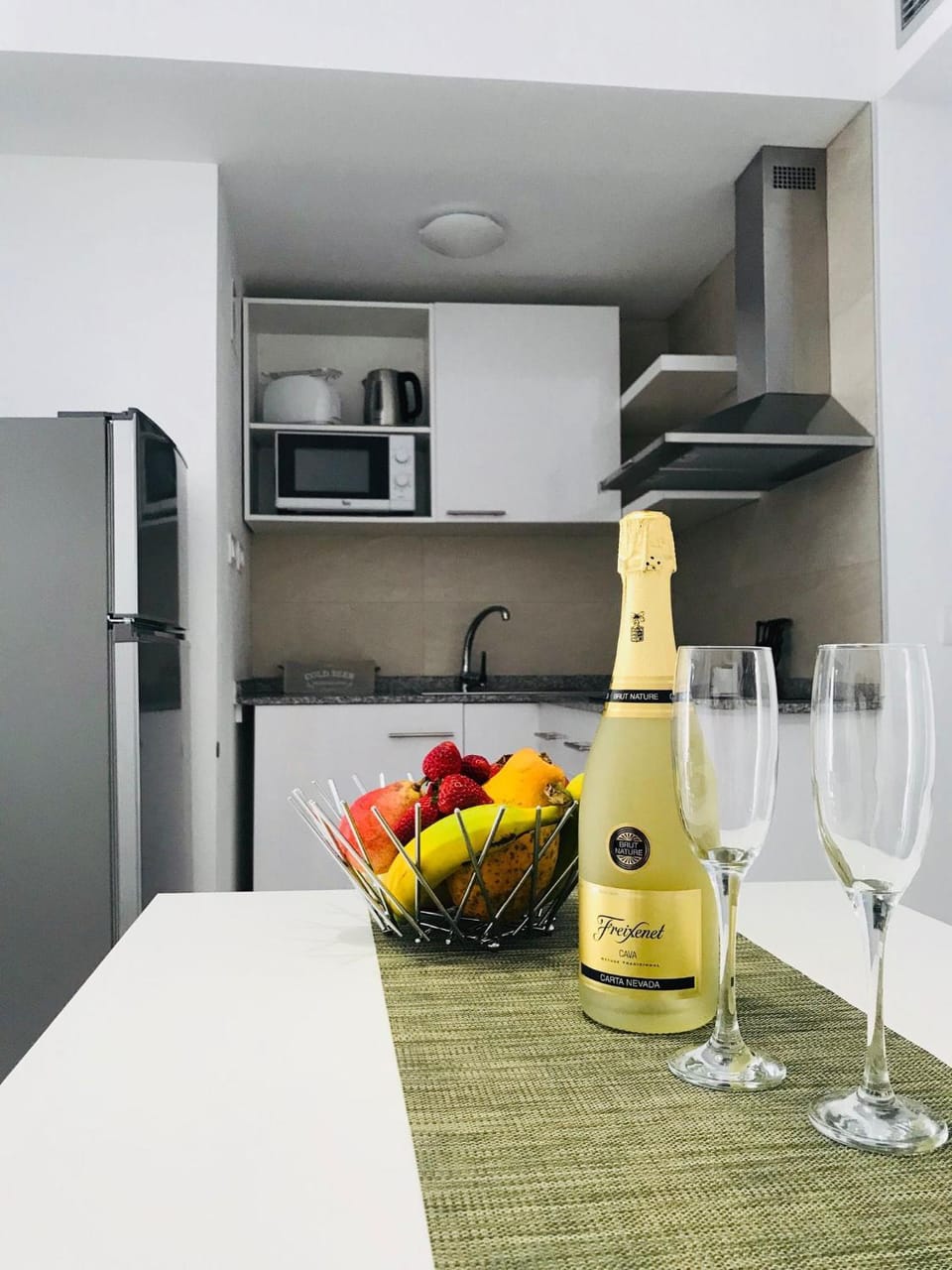 Kitchen or kitchenette, minibar