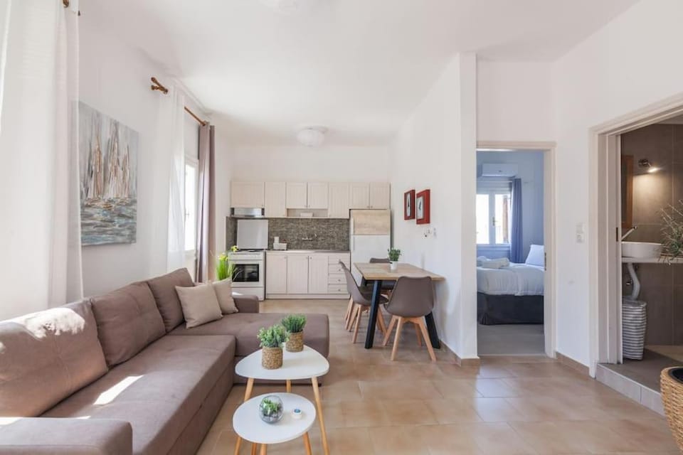 Kitchen or kitchenette, Living room, Seating area, Dining area