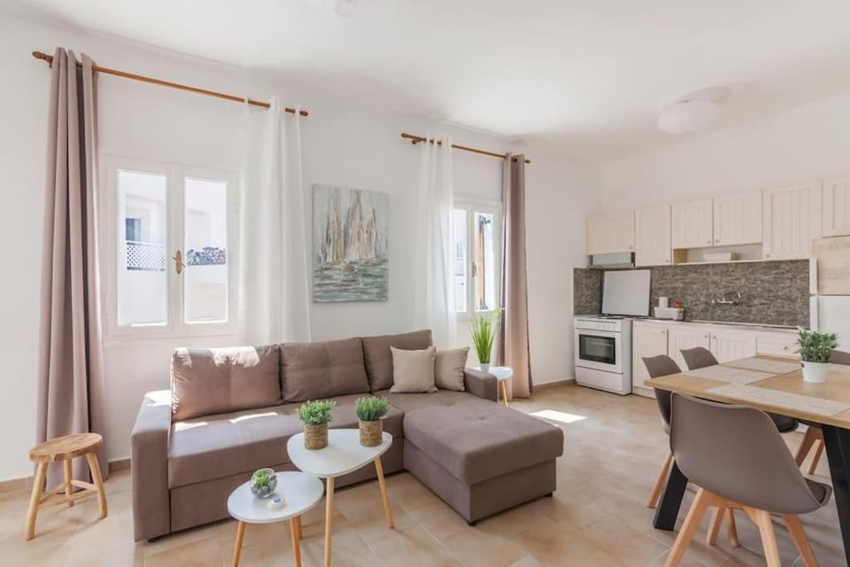 Kitchen or kitchenette, Living room, Seating area, Dining area