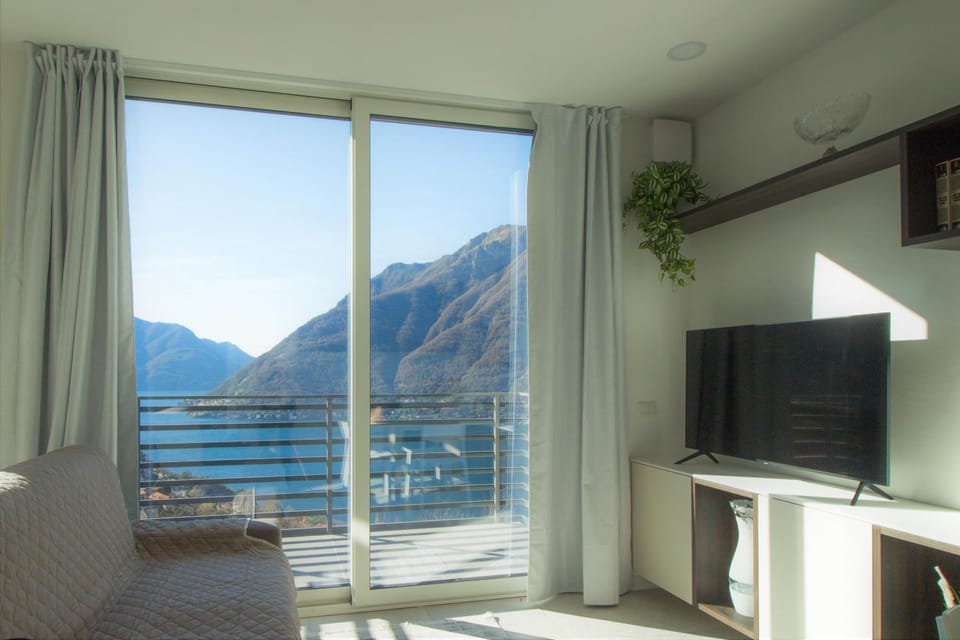 TV and multimedia, Living room, Lake view, Mountain view