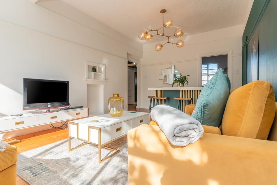 Communal lounge/ TV room, TV and multimedia, Living room, Seating area, Evening entertainment