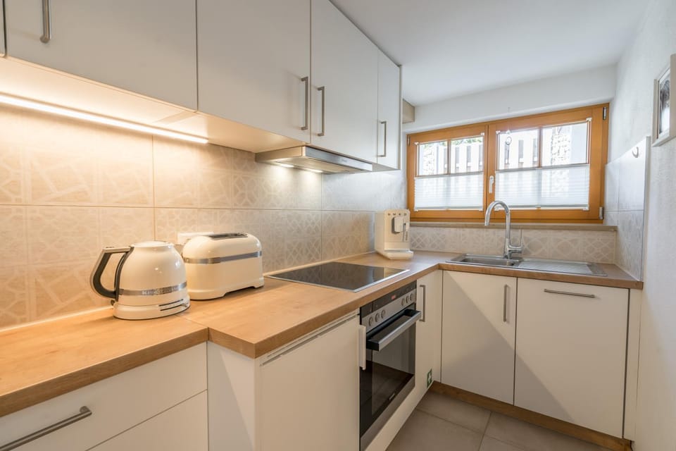 Coffee/tea facilities, Kitchen or kitchenette, stove, toaster