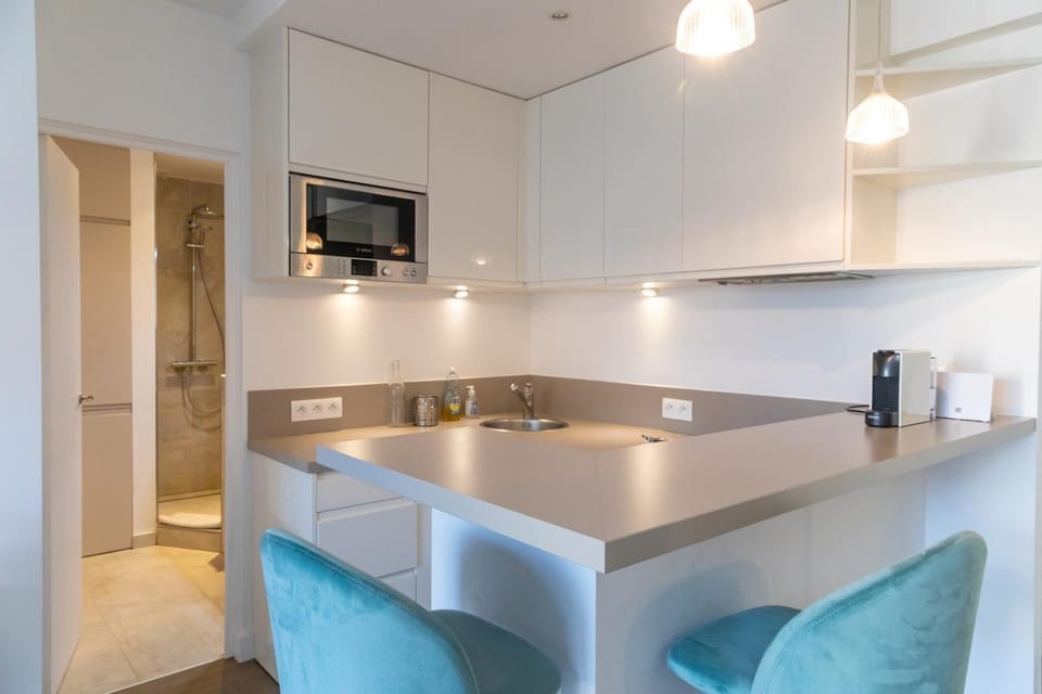Kitchen or kitchenette, Dining area, minibar