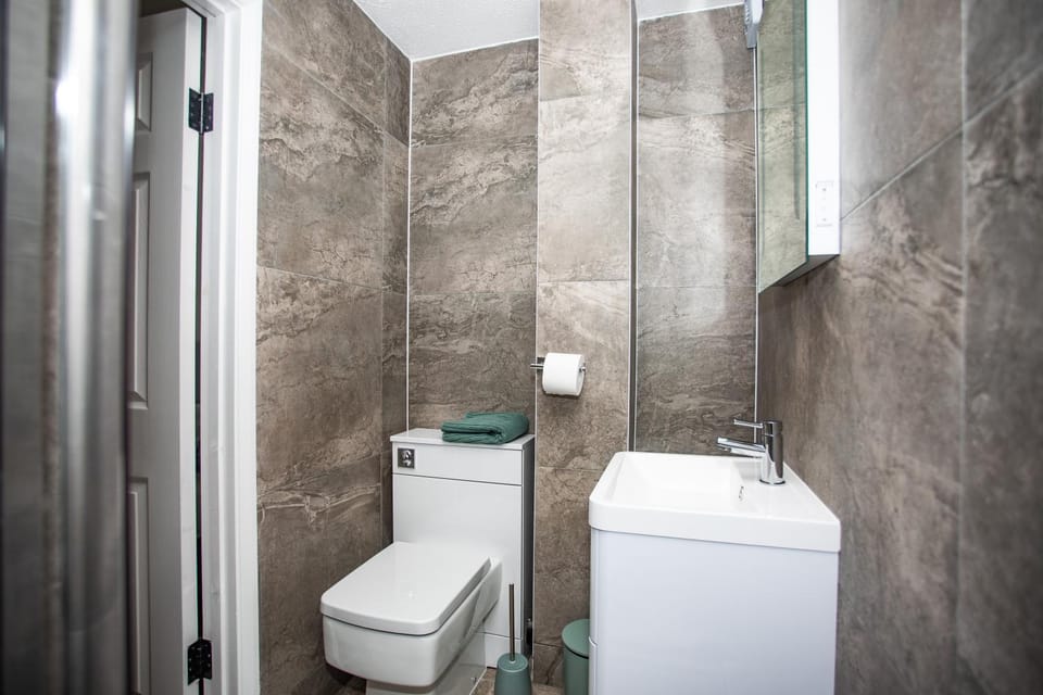 Shower, Toilet