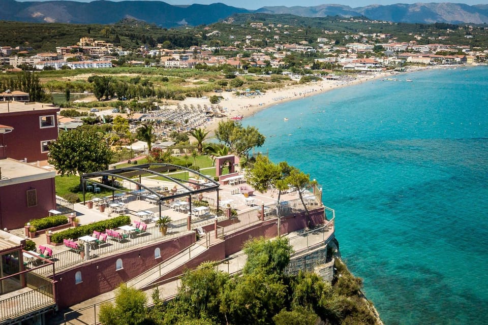 Restaurant/places to eat, City view, Sea view, Location