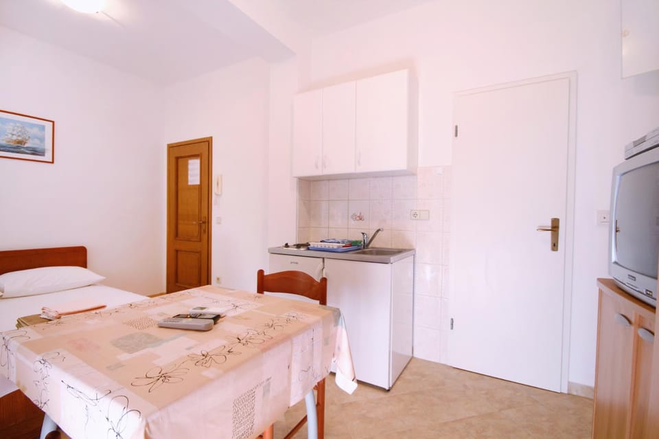 Kitchen or kitchenette, Dining area, Bedroom