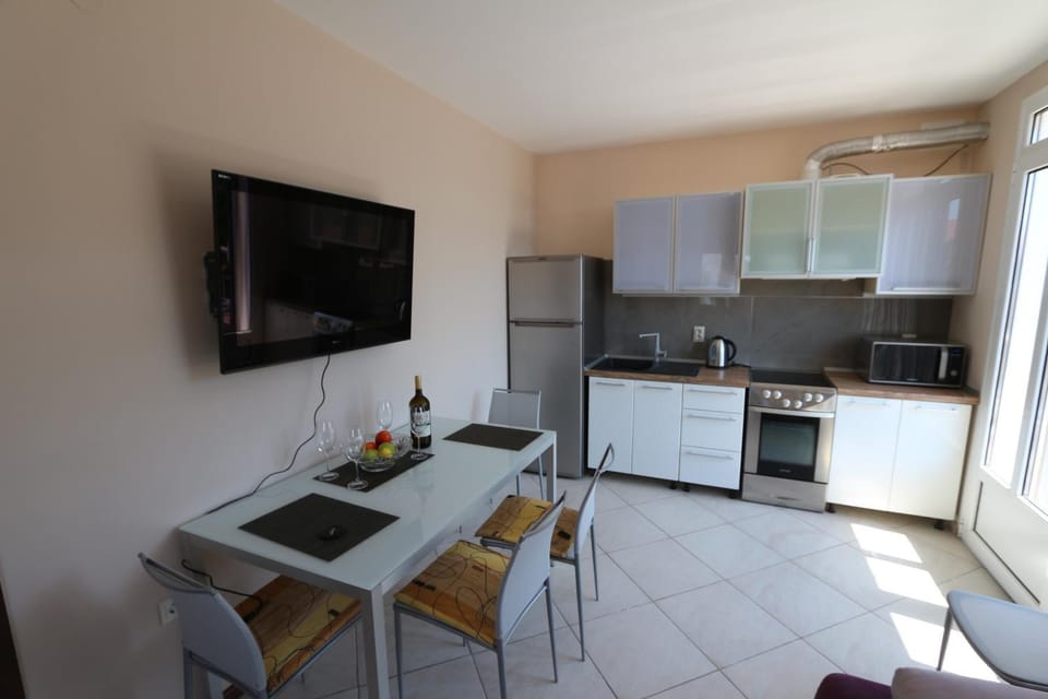 Dining area, kitchen