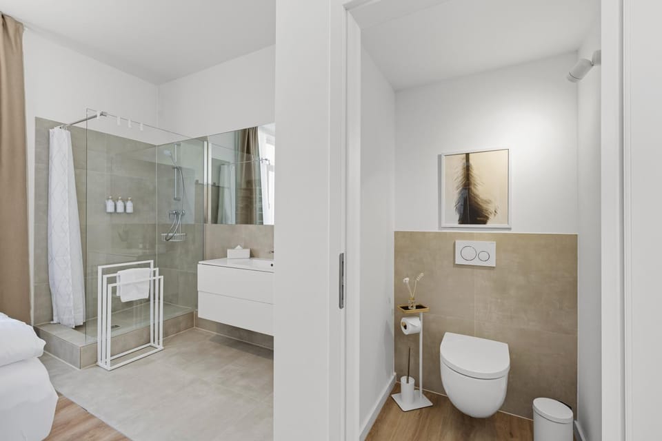 Shower, Toilet, Bed, Bathroom, Bedroom, towels