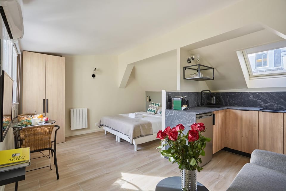Bed, TV and multimedia, Kitchen or kitchenette, Seating area