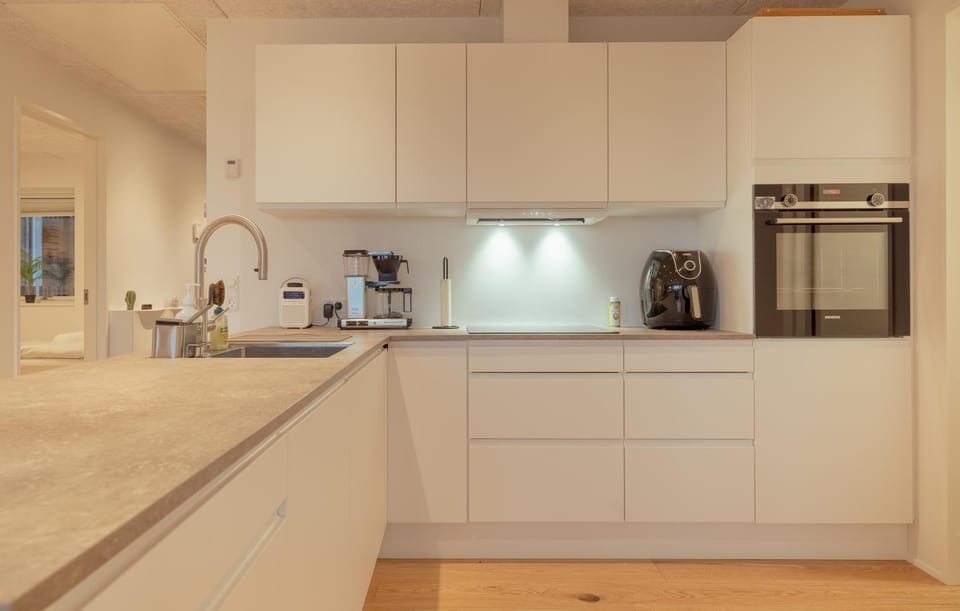 Coffee/tea facilities, Kitchen or kitchenette, stove