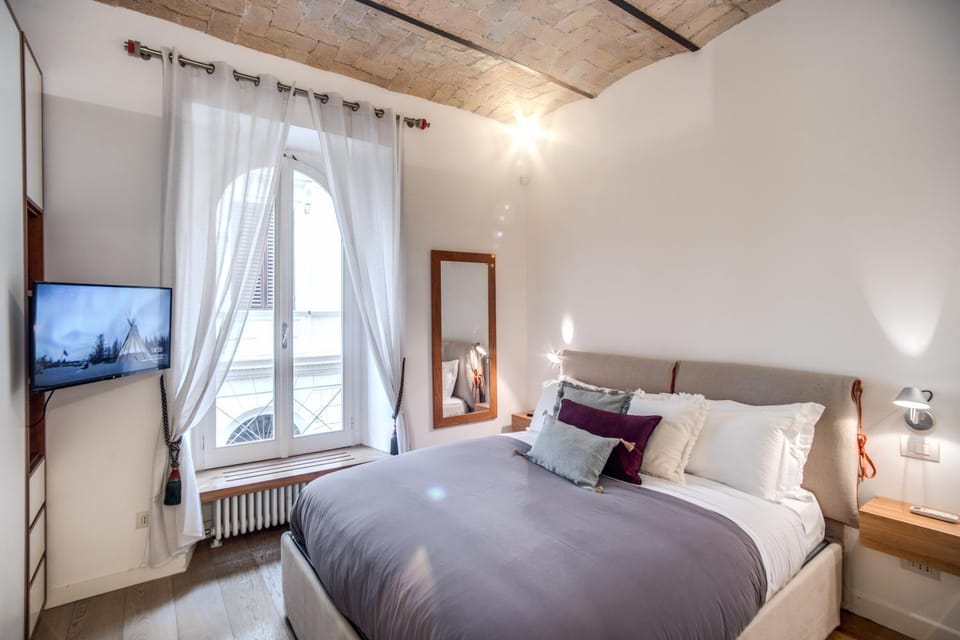 Bed, TV and multimedia, Photo of the whole room, Bedroom