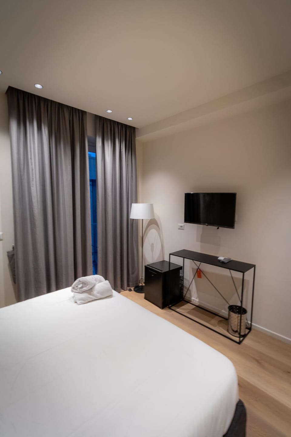 Bed, TV and multimedia, Bedroom