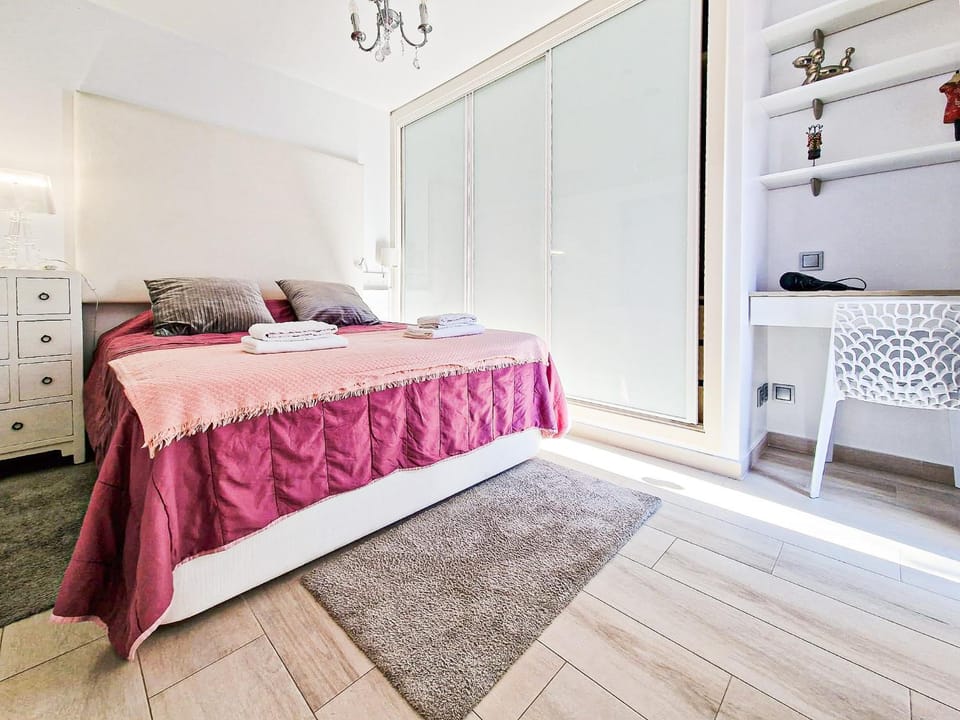 Bed, Photo of the whole room, Bedroom, wardrobe, air conditioner