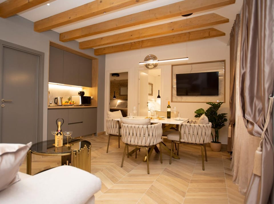 TV and multimedia, Seating area, Dining area