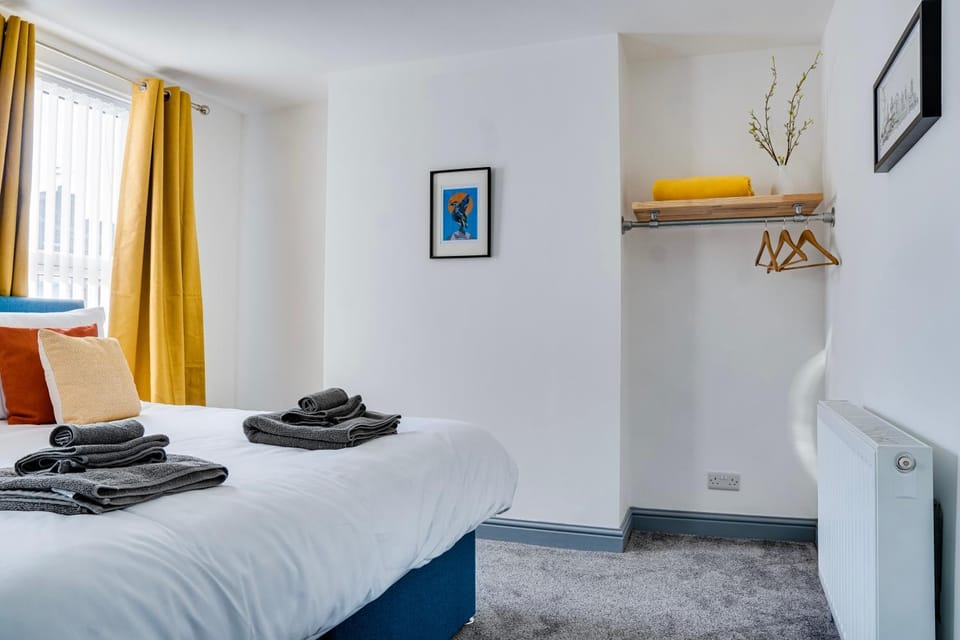 Bed, Bedroom, towels